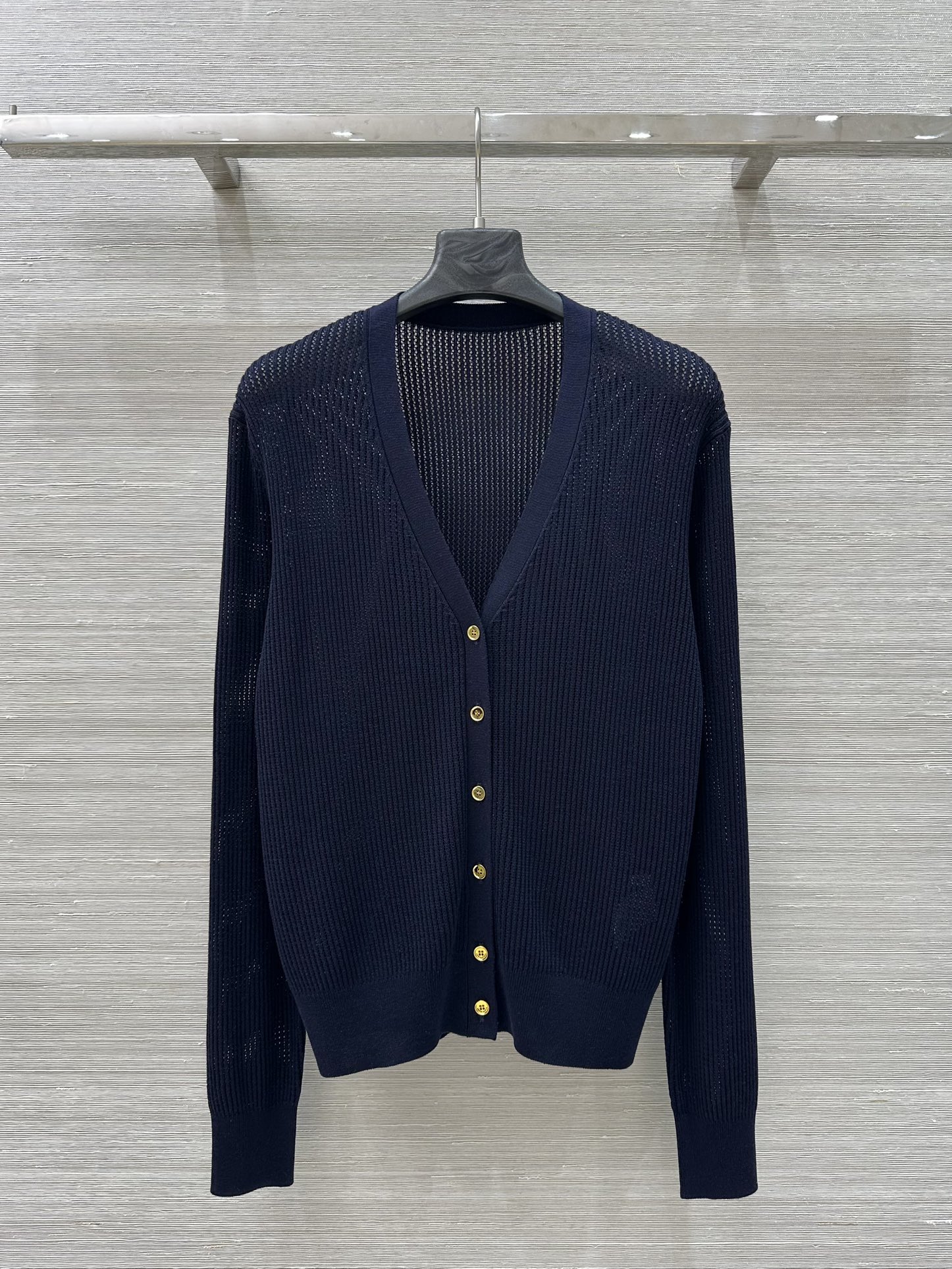 High-End One-Size-Fits-All Women’s Knitwear with Retro Metal Buttons