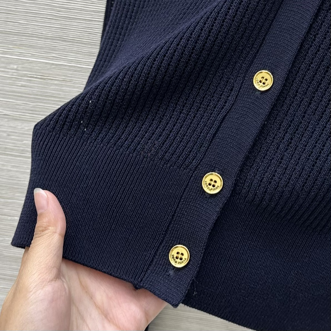 High-End One-Size-Fits-All Women’s Knitwear with Retro Metal Buttons - 图片 7