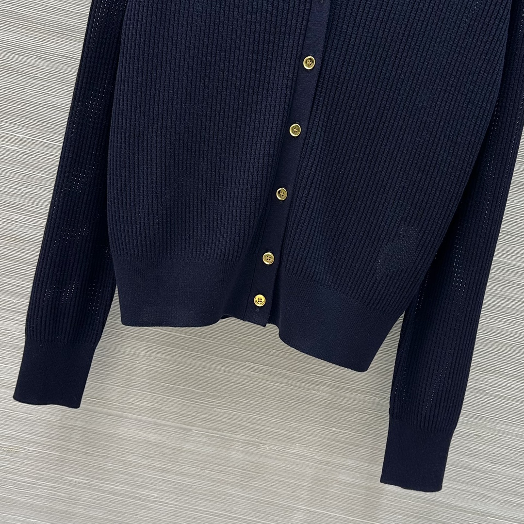 High-End One-Size-Fits-All Women’s Knitwear with Retro Metal Buttons - 图片 5