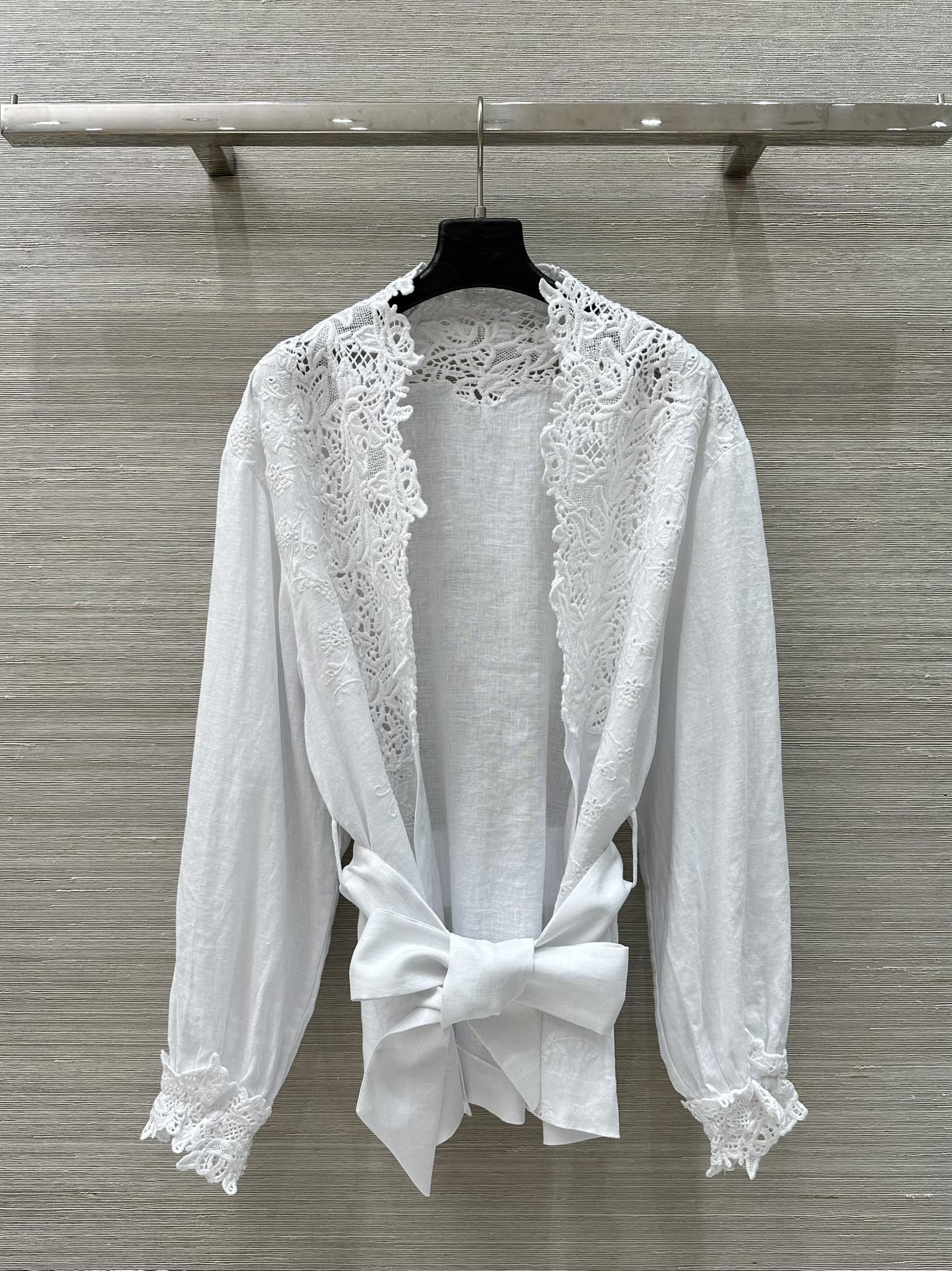 Exclusive Platinum Lace Jacket Inspired by Provence Style Drawings for Holidays - 图片 2