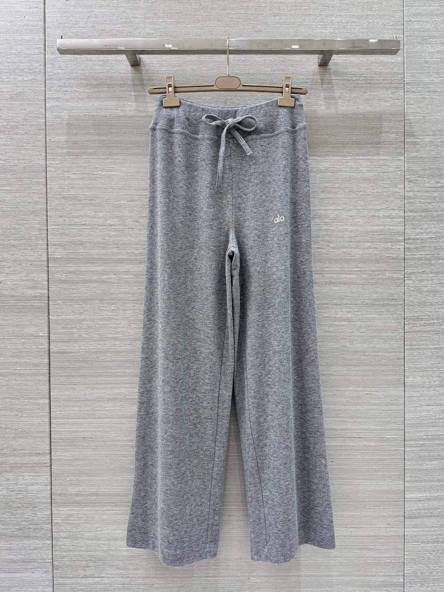 Alo 25 Spring-Summer Female Suit: Lazy, Stylish, and Versatile Fit