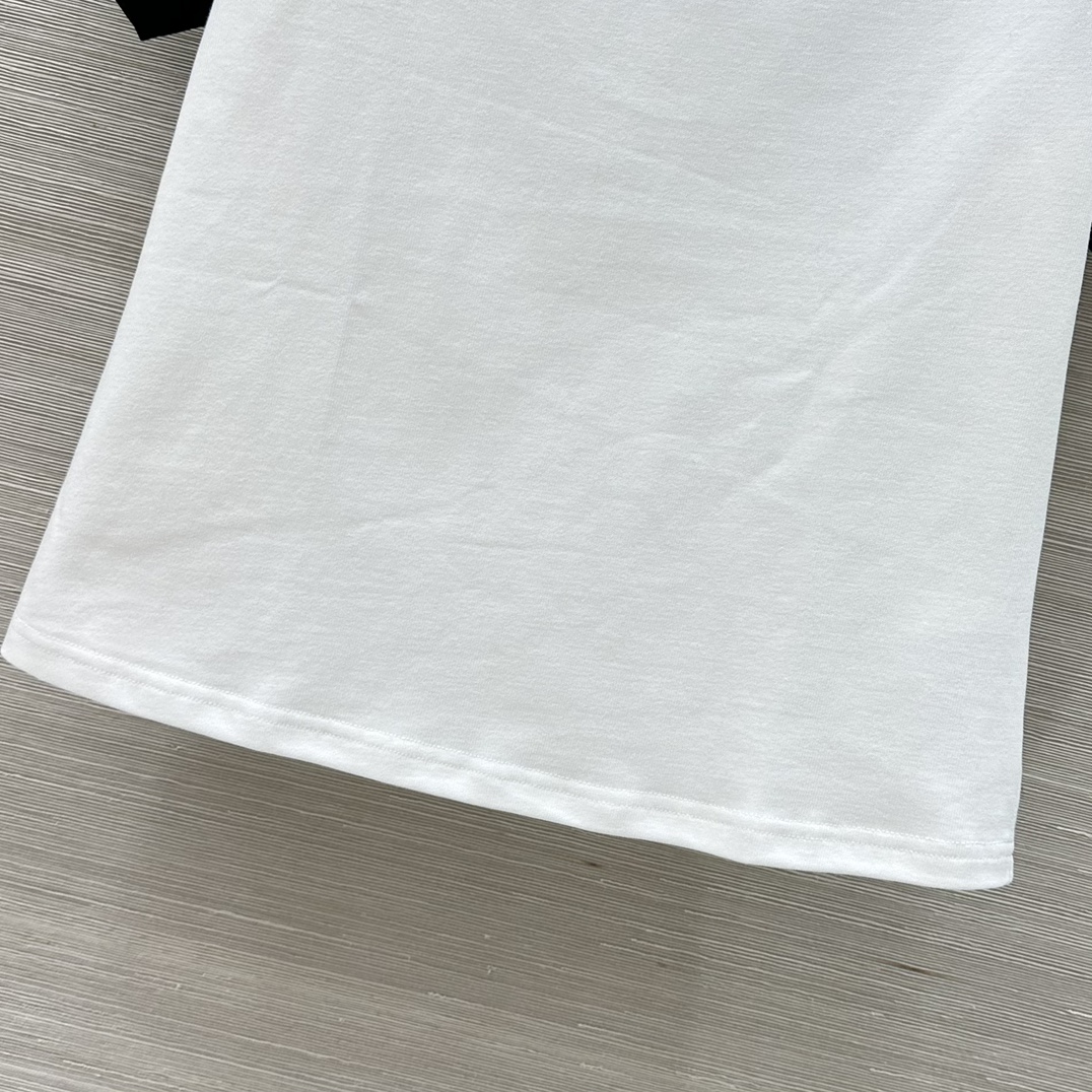 “Stylish Silver-Sleeved T-Shirt with Custom Colored Sleeves, Classic and Sophisticated Design” - 图片 6