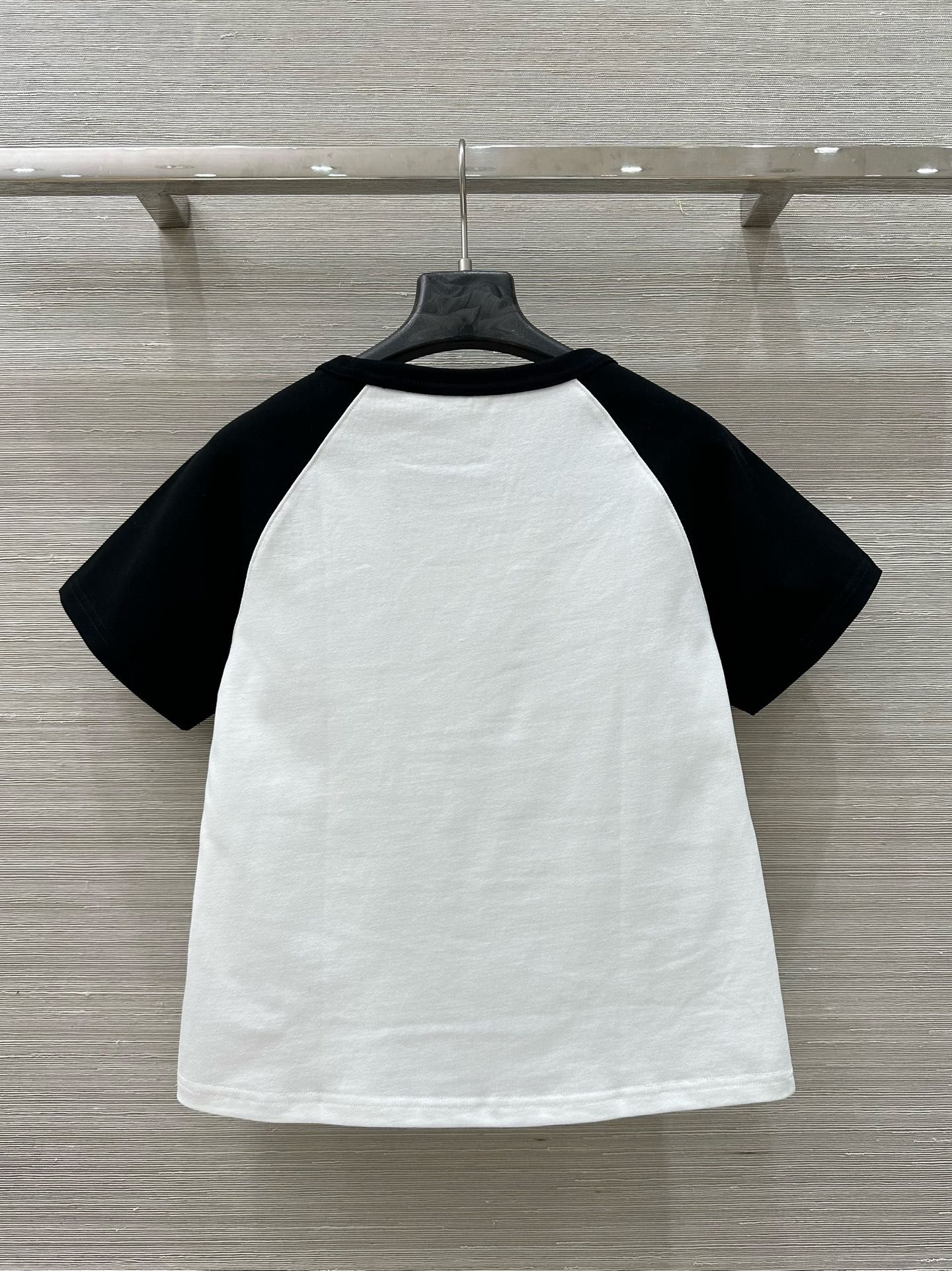 “Stylish Silver-Sleeved T-Shirt with Custom Colored Sleeves, Classic and Sophisticated Design” - 图片 9