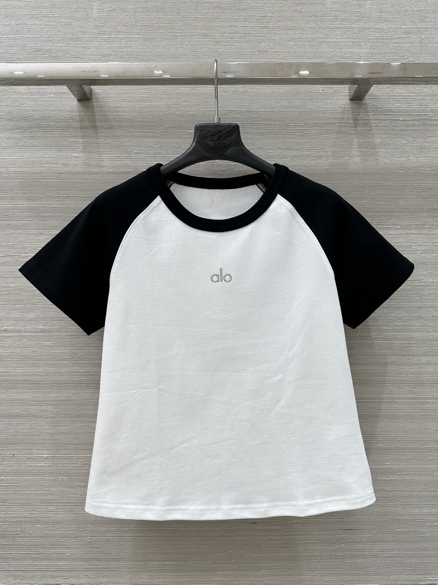 “Stylish Silver-Sleeved T-Shirt with Custom Colored Sleeves, Classic and Sophisticated Design” - 图片 1