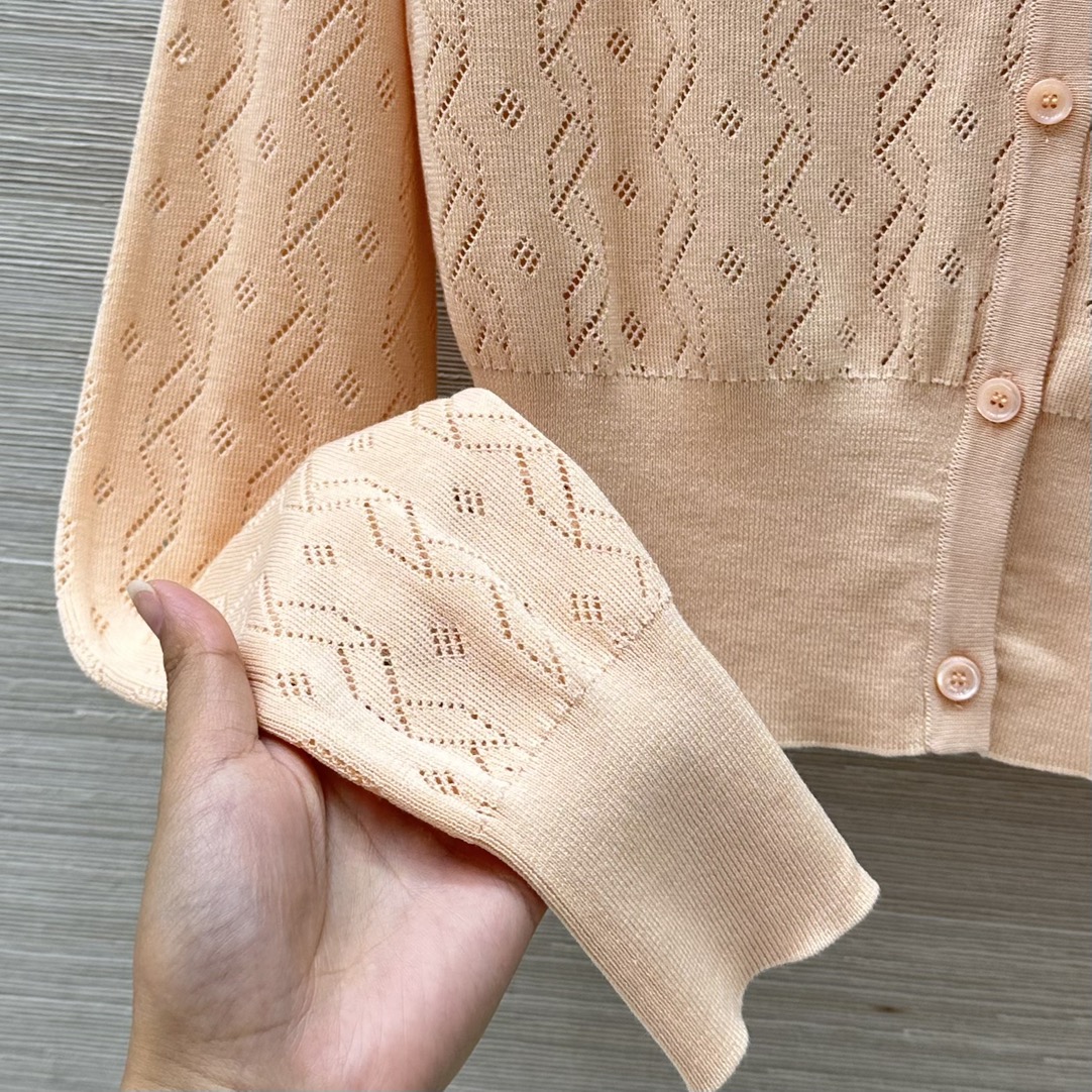 Chlo 25 Springs: Stylish, Cozy, High-Quality Orange Vest with Charming Collar. - 图片 6