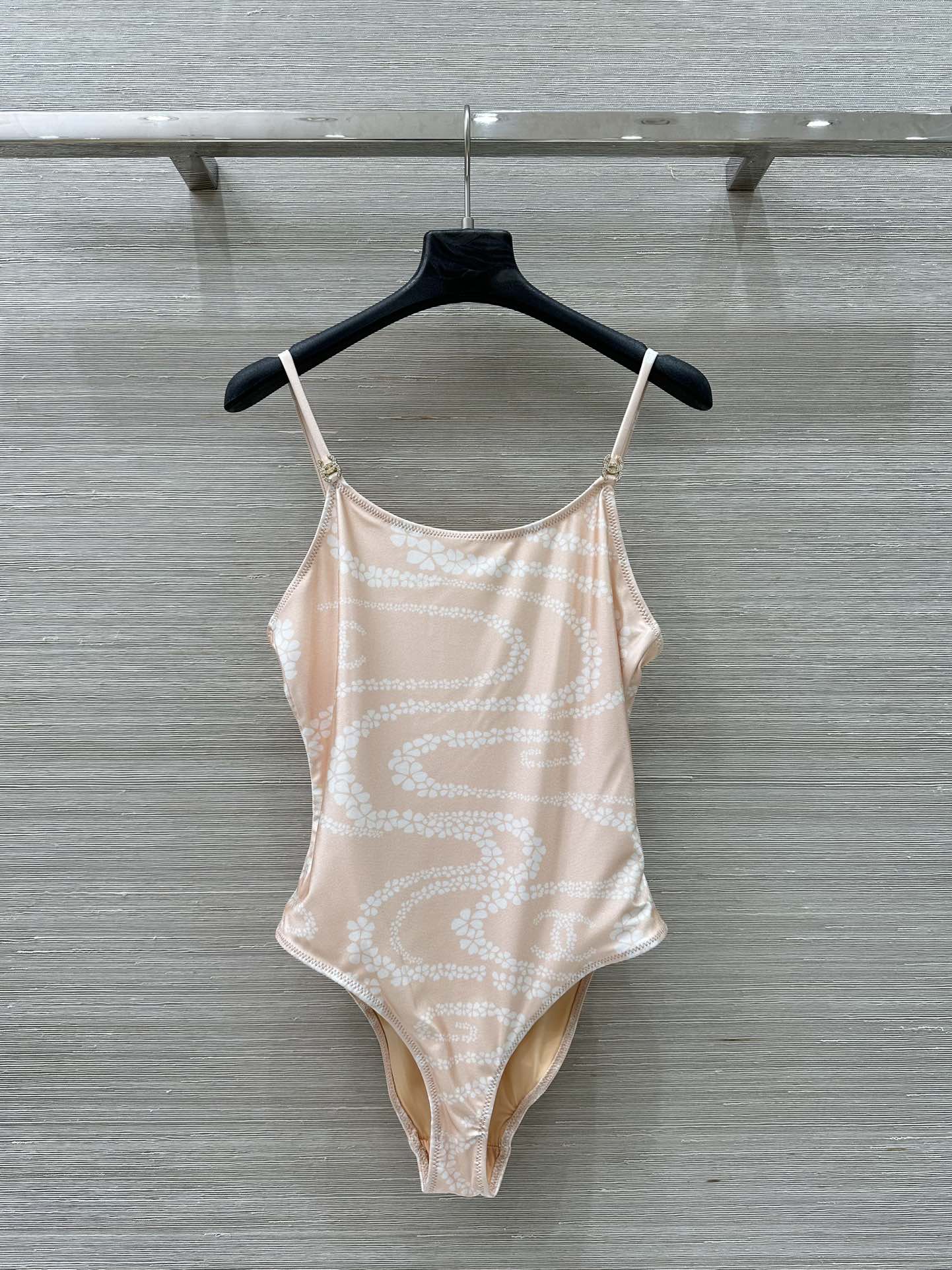 Ch* 25C Chain-Printed Swimsuit: Quality One-Size-Fits-All Design with Customizable Material