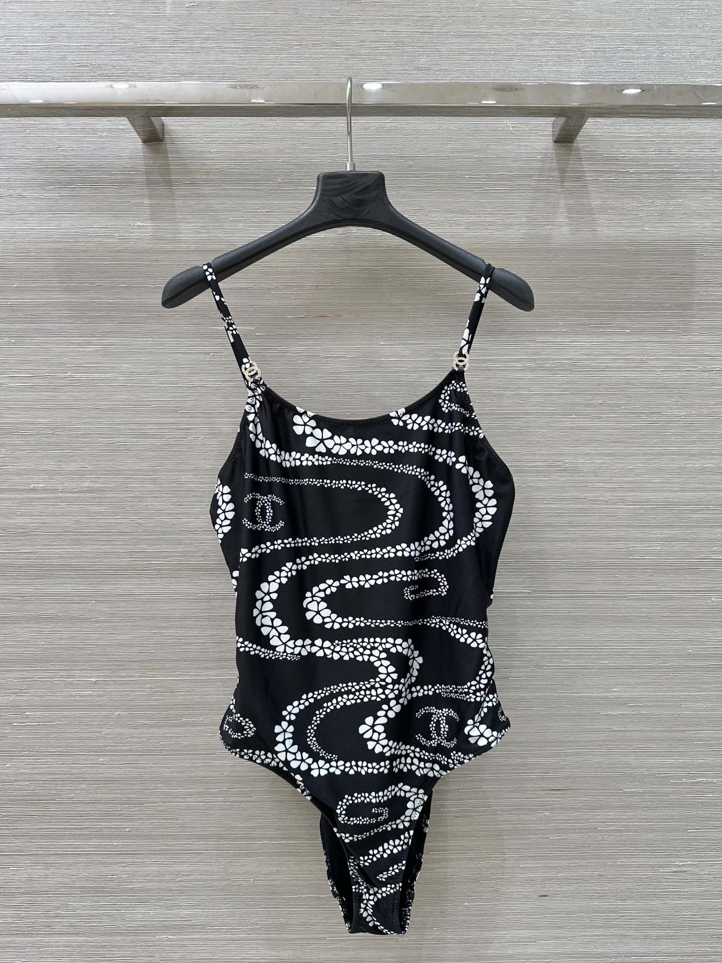 Ch* 25C Chain-Printed Swimsuit: Hand-Painted Design, Comfortable Fit, Perfect for Holidays