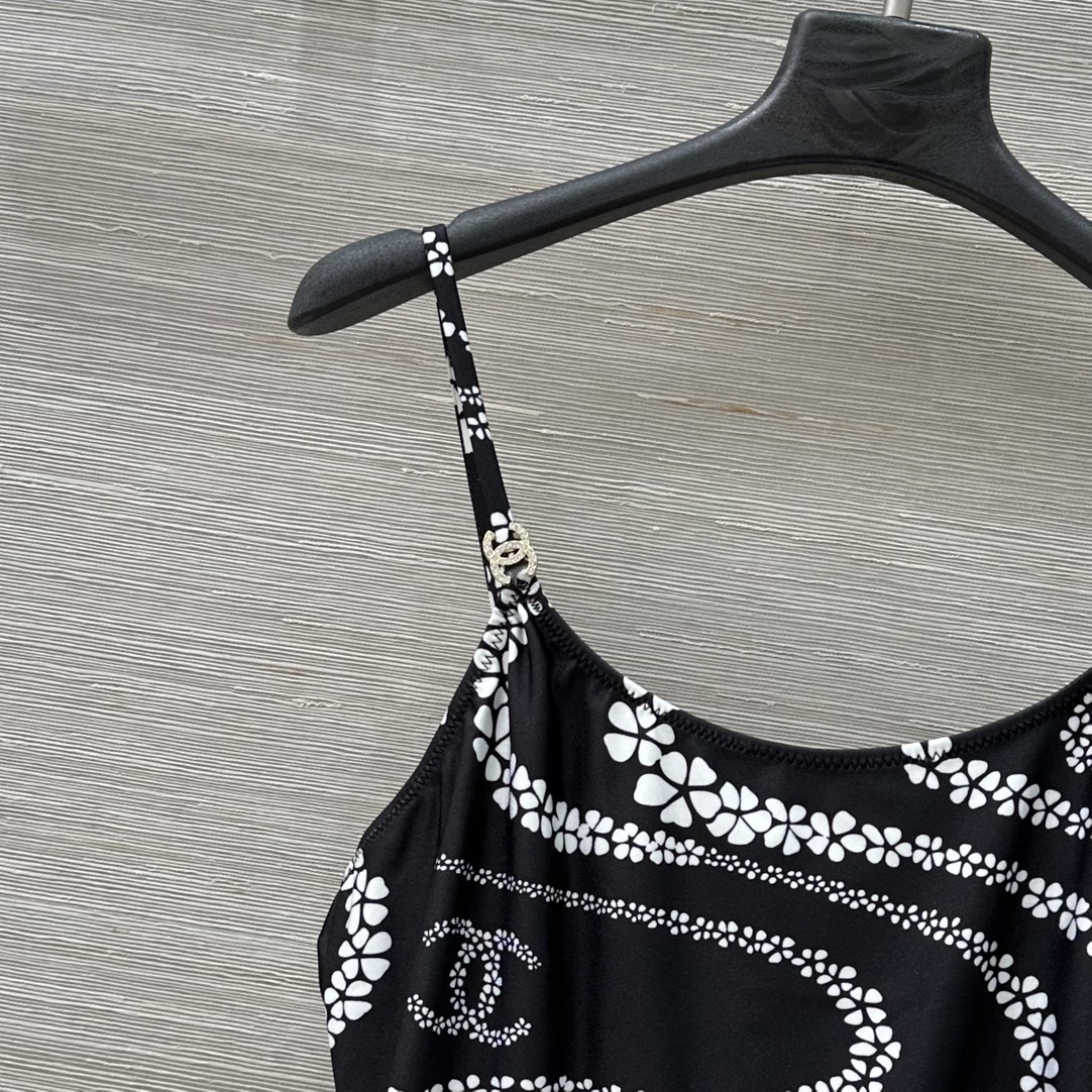 Ch* 25C Chain-Printed Swimsuit: Hand-Painted Design, Comfortable Fit, Perfect for Holidays - 图片 3