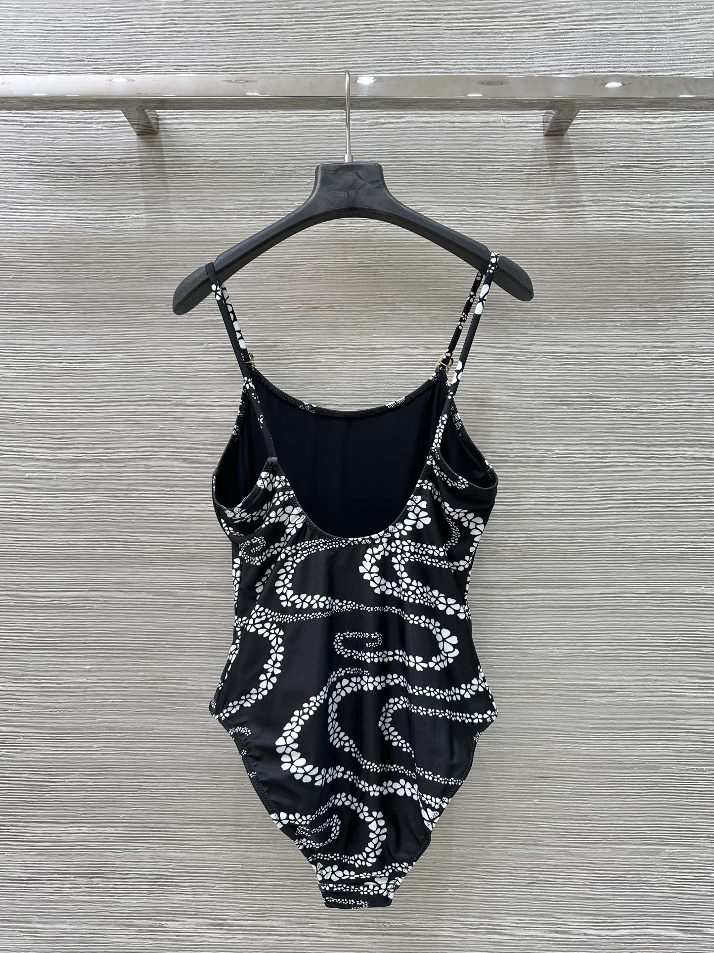Ch* 25C Chain-Printed Swimsuit: Hand-Painted Design, Comfortable Fit, Perfect for Holidays - 图片 8