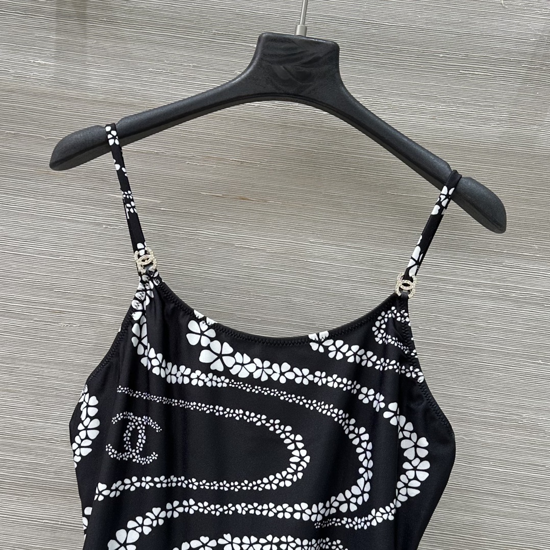 Ch* 25C Chain-Printed Swimsuit: Hand-Painted Design, Comfortable Fit, Perfect for Holidays - 图片 2