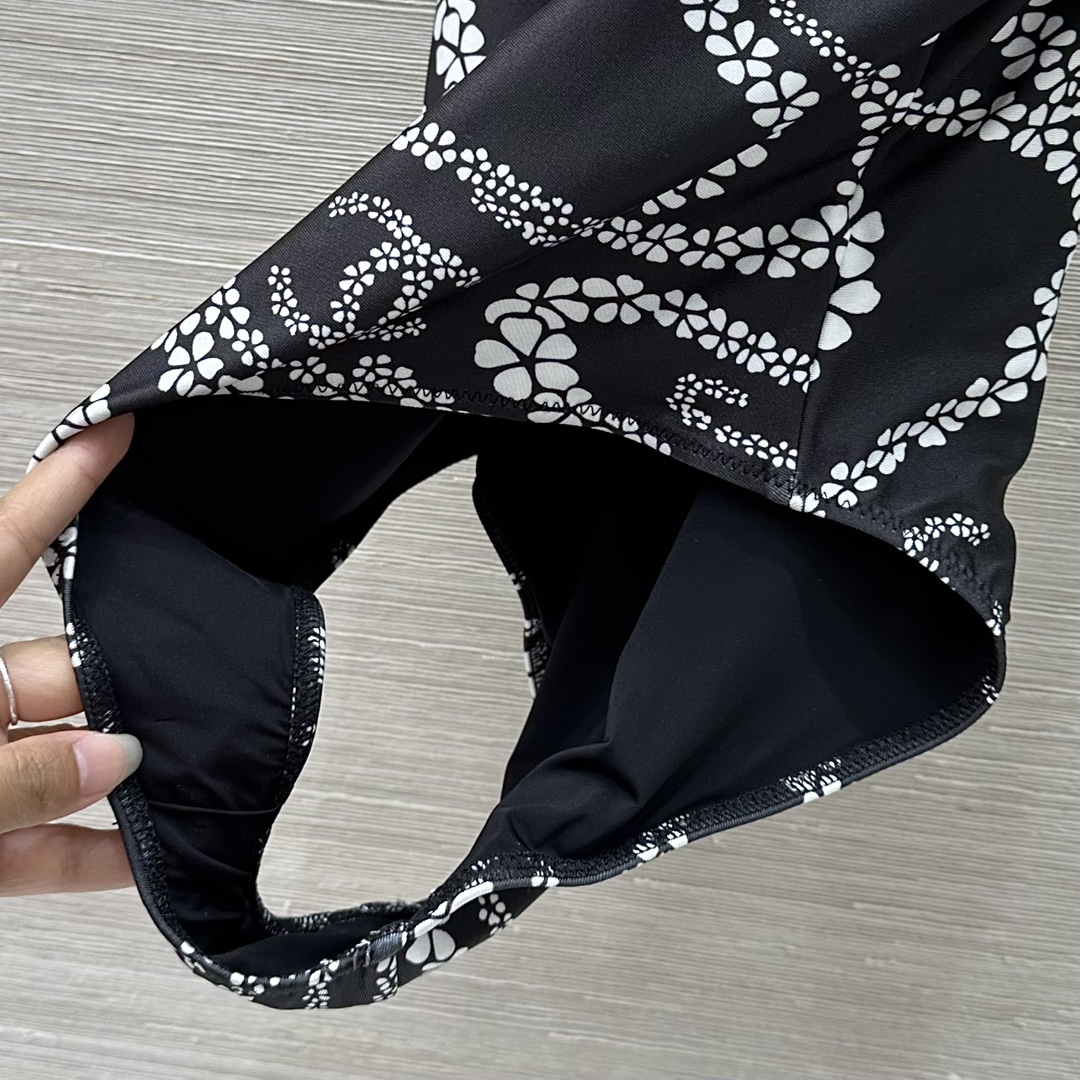 Ch* 25C Chain-Printed Swimsuit: Hand-Painted Design, Comfortable Fit, Perfect for Holidays - 图片 6