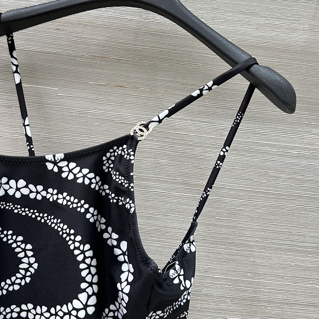 Ch* 25C Chain-Printed Swimsuit: Hand-Painted Design, Comfortable Fit, Perfect for Holidays - 图片 4