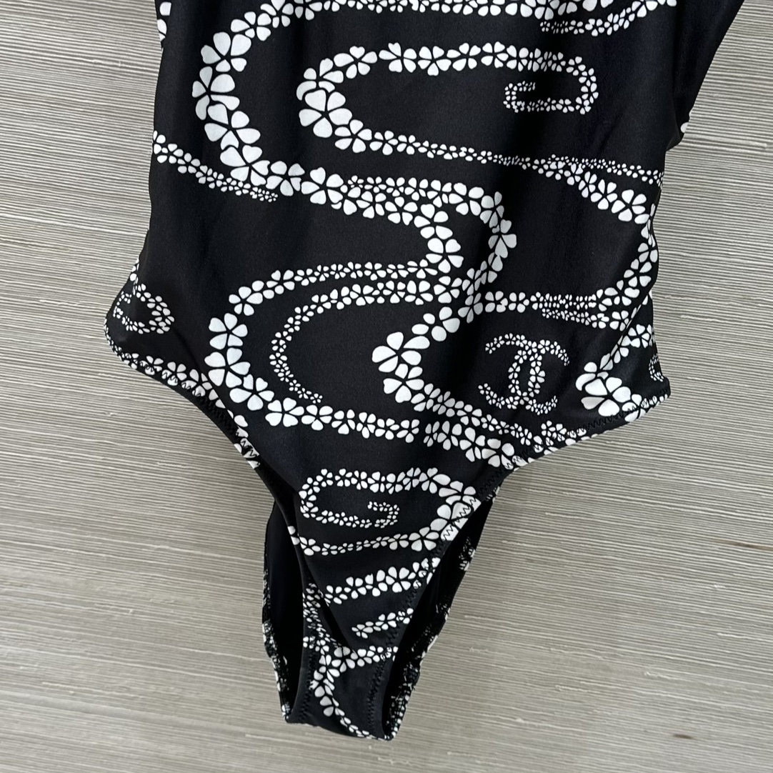 Ch* 25C Chain-Printed Swimsuit: Hand-Painted Design, Comfortable Fit, Perfect for Holidays - 图片 5