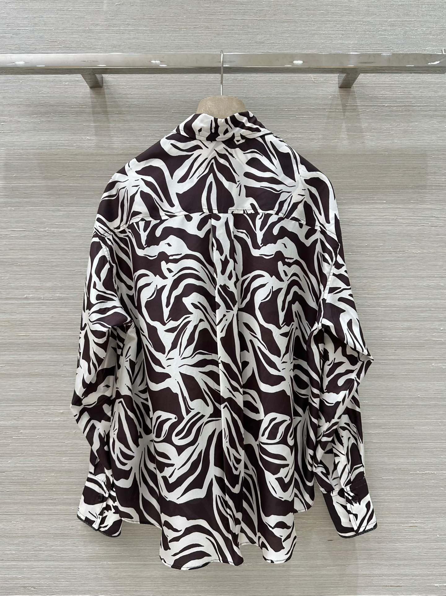 French Silk Shirt: Elegant Design, High-Quality Fabric, Classic Style, Customizable Printing. - 图片 9