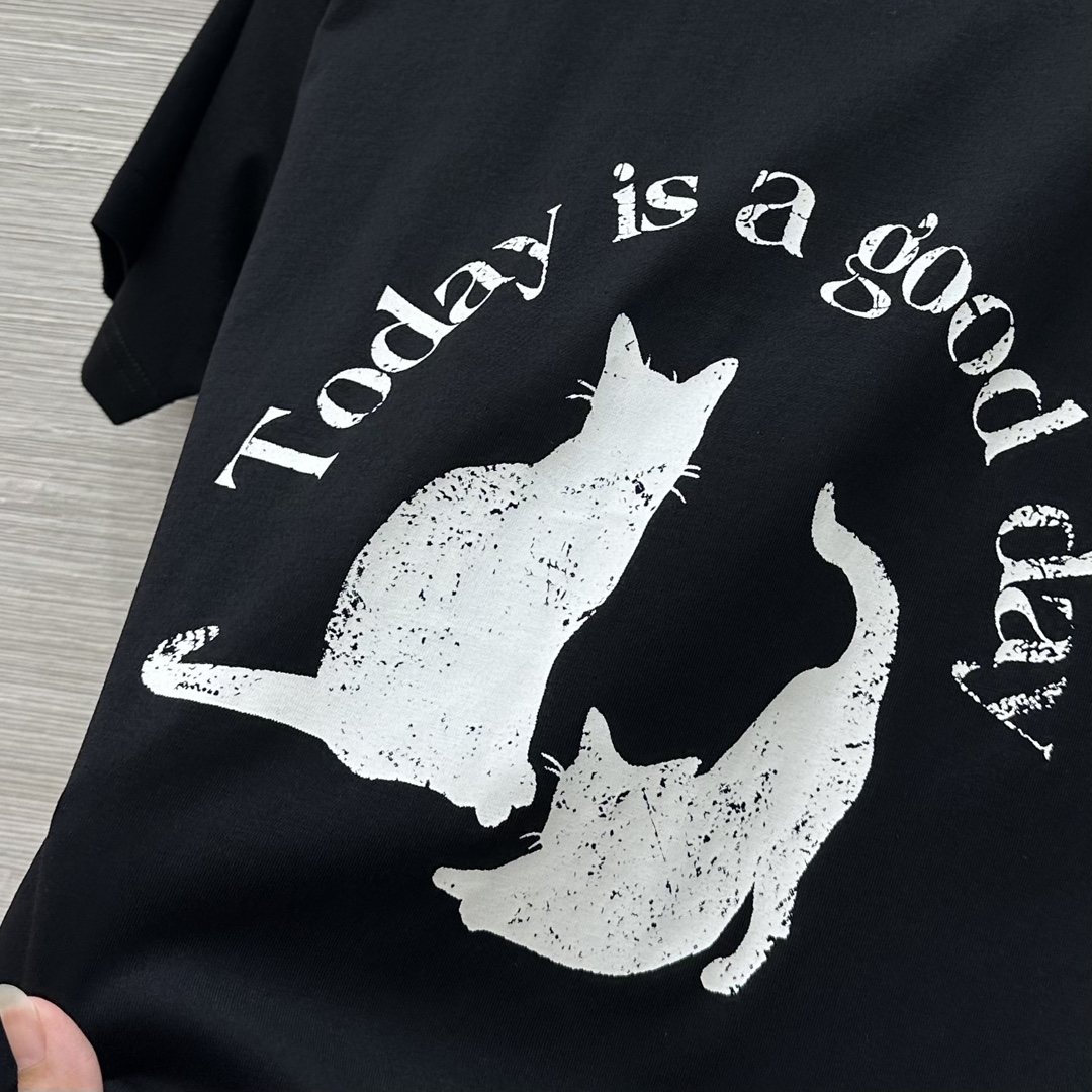 “MoCo College Women’s Custom Cotton T-shirts: Original, Luxurious, and Stylish Design” - 图片 5