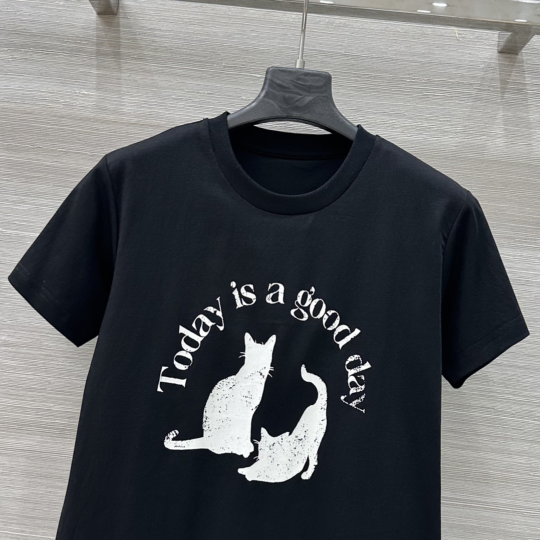 “MoCo College Women’s Custom Cotton T-shirts: Original, Luxurious, and Stylish Design” - 图片 2