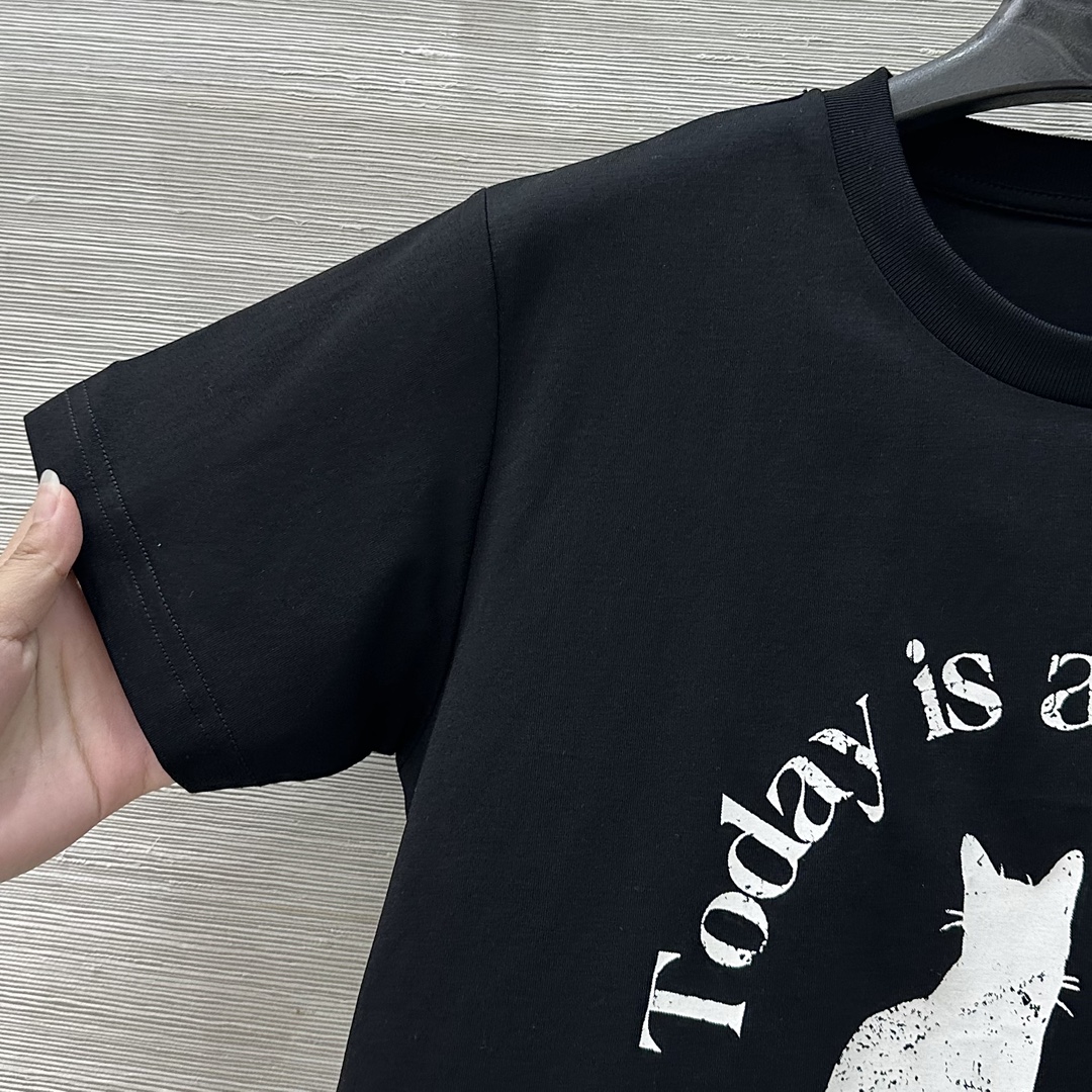 “MoCo College Women’s Custom Cotton T-shirts: Original, Luxurious, and Stylish Design” - 图片 3