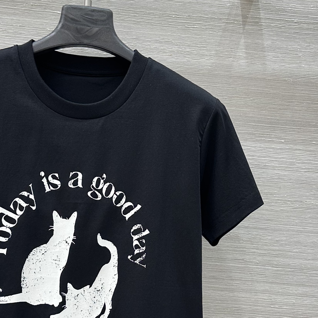 “MoCo College Women’s Custom Cotton T-shirts: Original, Luxurious, and Stylish Design” - 图片 4