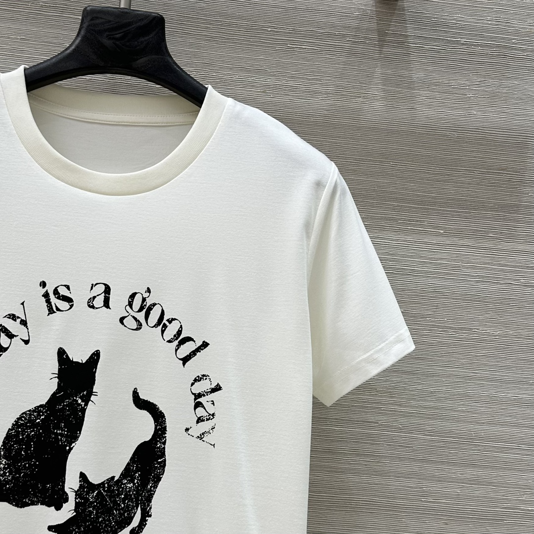 “MoCo College Women’s Original Cotton T-shirts: Luxurious, Customized, and Imported Quality” - 图片 4