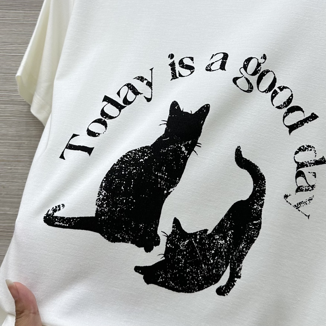 “MoCo College Women’s Original Cotton T-shirts: Luxurious, Customized, and Imported Quality” - 图片 5