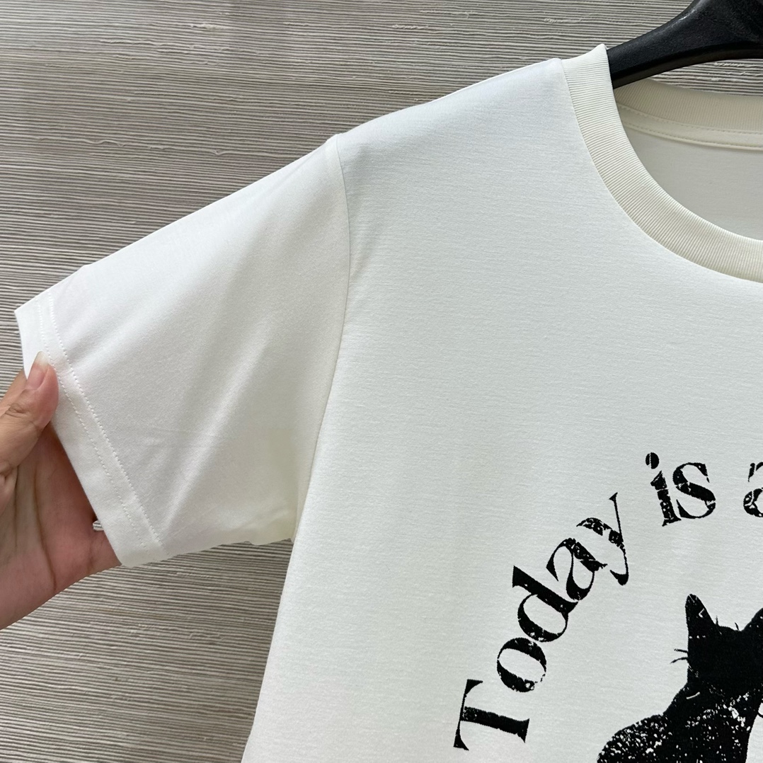 “MoCo College Women’s Original Cotton T-shirts: Luxurious, Customized, and Imported Quality” - 图片 3