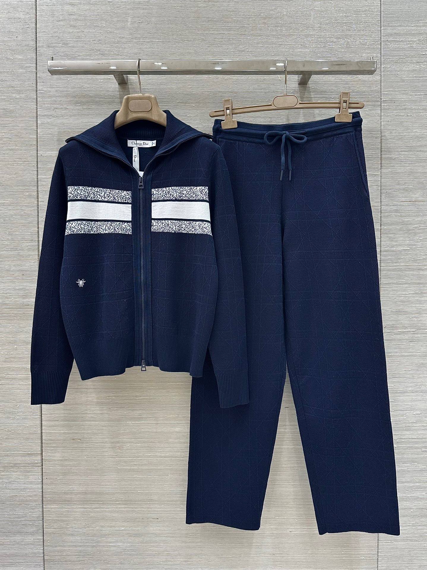 New Fall/Winter Bee-Sweet Embroidery Suit for Lazy and Leisure-Free Style