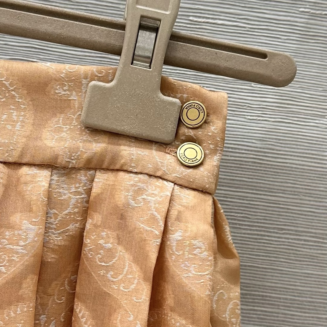 High-End Female Suit with Silk Shirt and Skirt: Elegant Design and Custom-Made Details - 图片 4