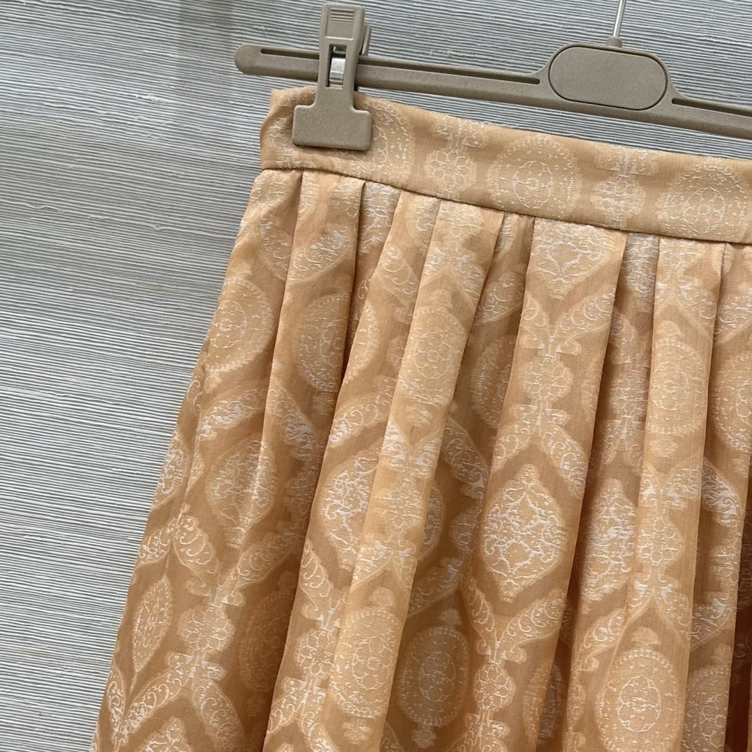 High-End Female Suit with Silk Shirt and Skirt: Elegant Design and Custom-Made Details - 图片 3