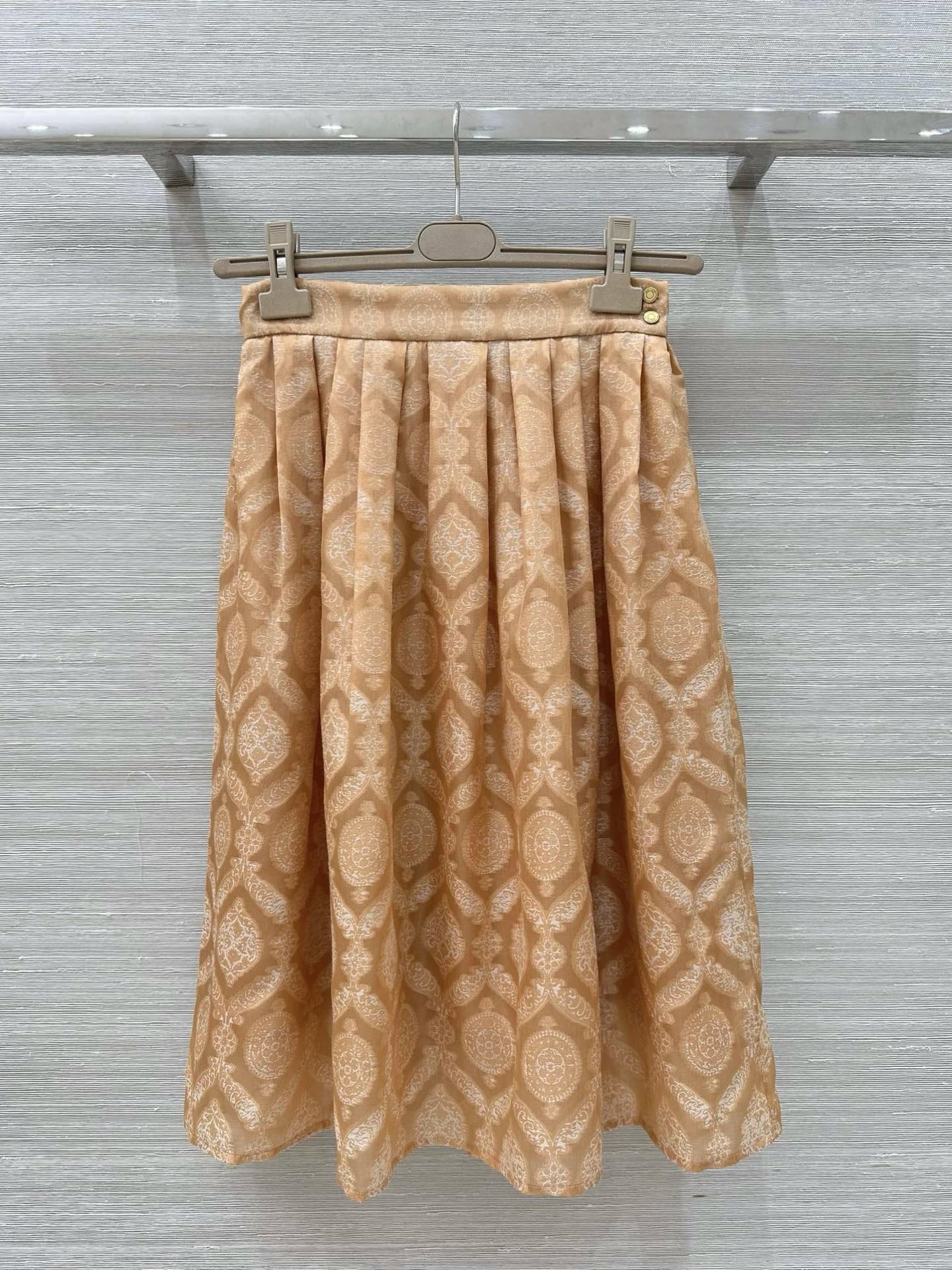 High-End Female Suit with Silk Shirt and Skirt: Elegant Design and Custom-Made Details - 图片 1