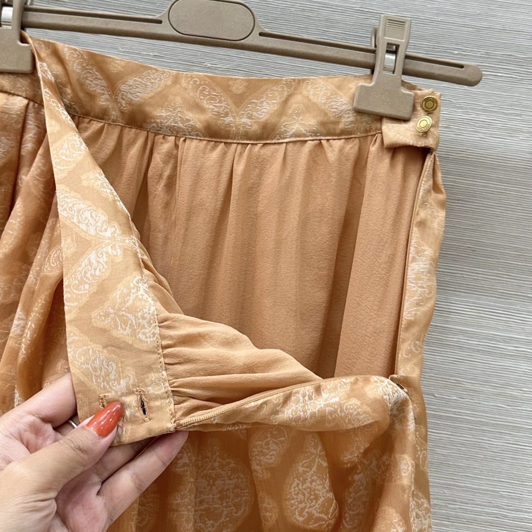 High-End Female Suit with Silk Shirt and Skirt: Elegant Design and Custom-Made Details - 图片 5