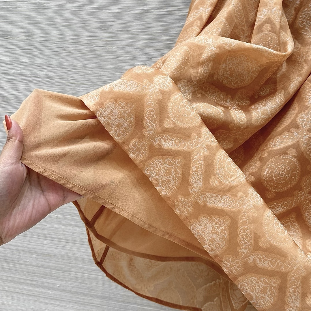 High-End Female Suit with Silk Shirt and Skirt: Elegant Design and Custom-Made Details - 图片 7