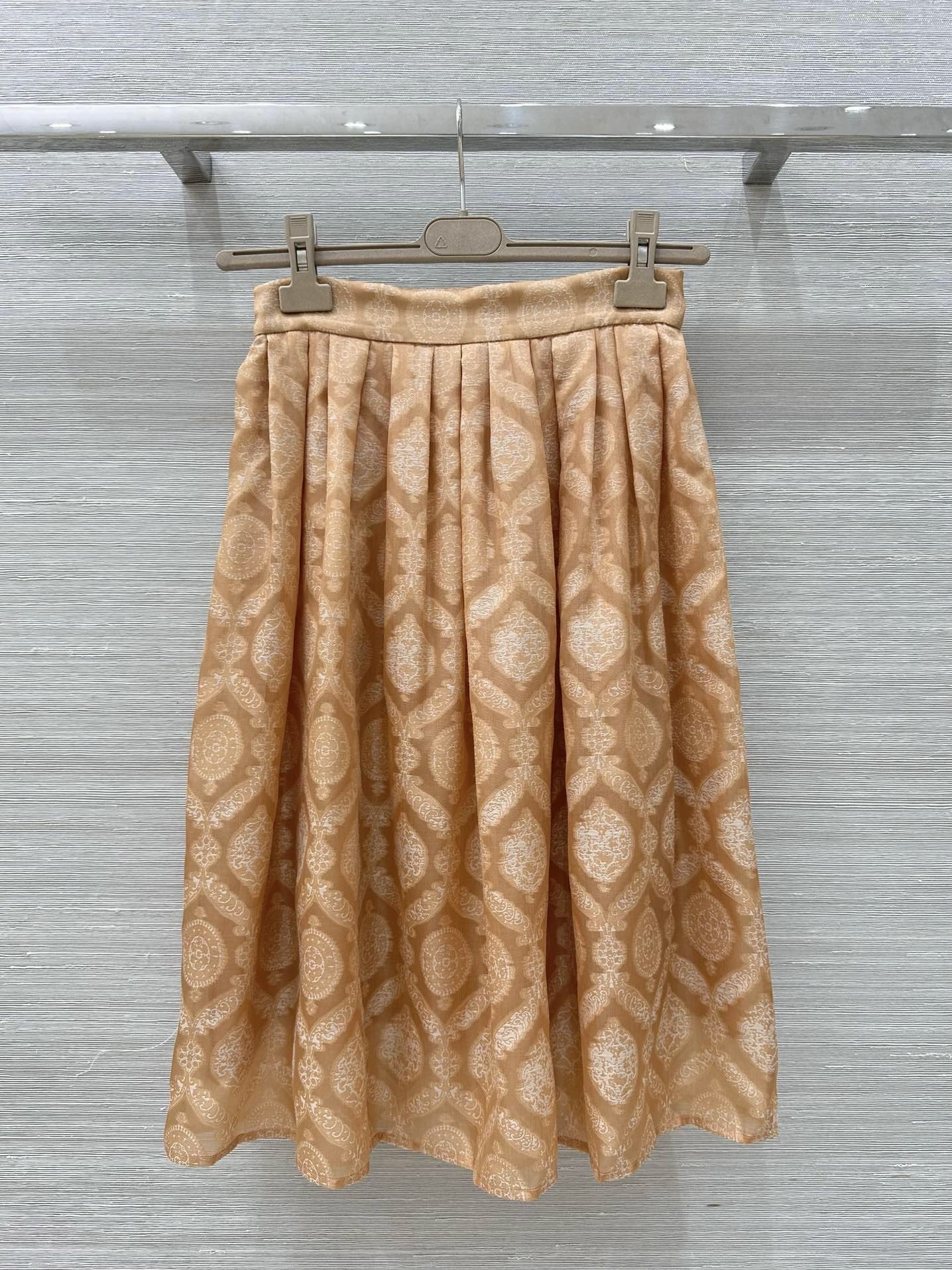 High-End Female Suit with Silk Shirt and Skirt: Elegant Design and Custom-Made Details - 图片 9