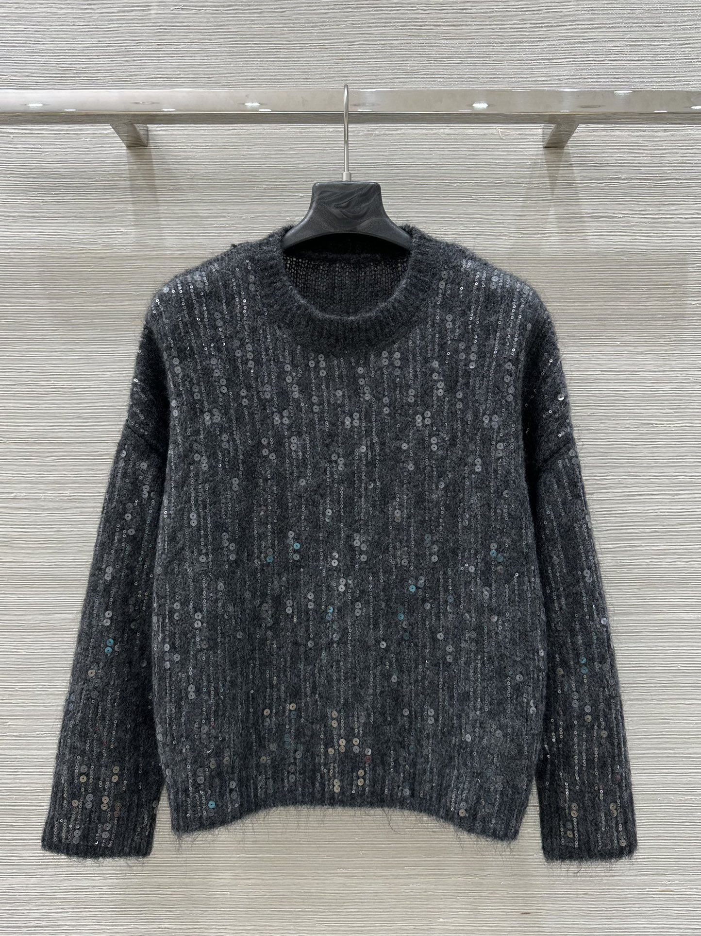 P989: High-End Women’s Fashion with Luxurious Details and Elegant Designs