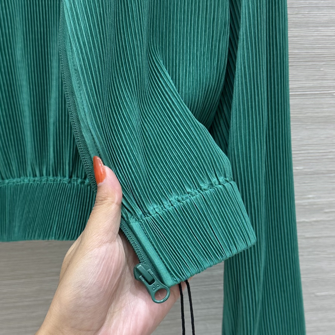 Alo Sports: First-Class New Autumn Coat with Custom Fabric and Cipher Design - 图片 7