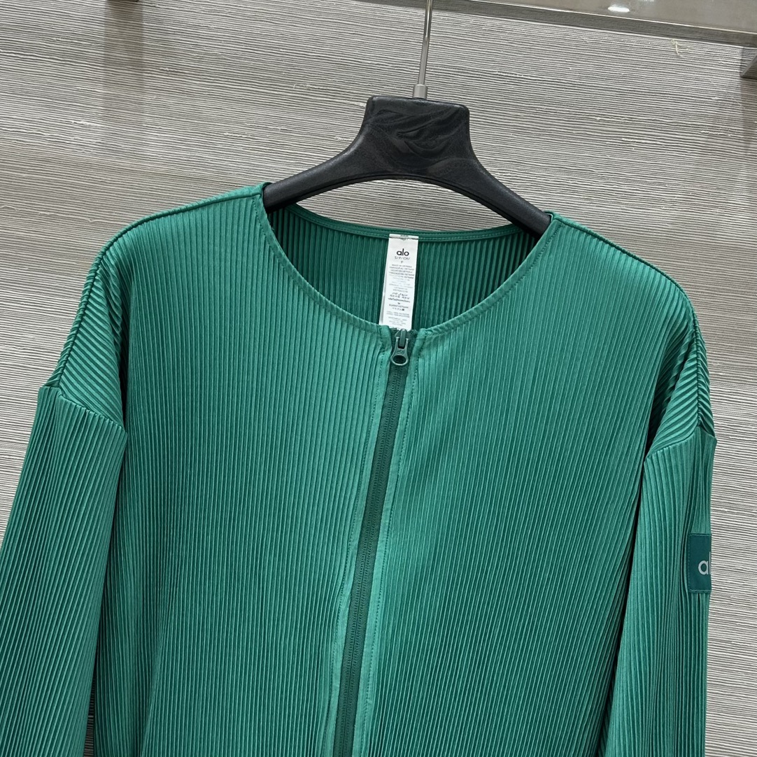 Alo Sports: First-Class New Autumn Coat with Custom Fabric and Cipher Design - 图片 2