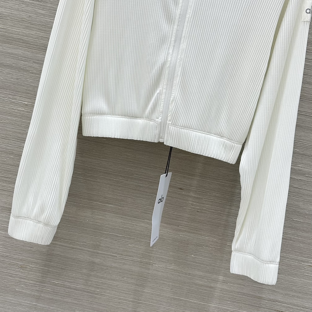 “New Alo Sports Early Autumn Little Coat: Custom Fabric, Classic Design” - 图片 5