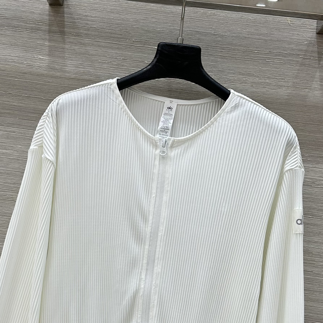 “New Alo Sports Early Autumn Little Coat: Custom Fabric, Classic Design” - 图片 2