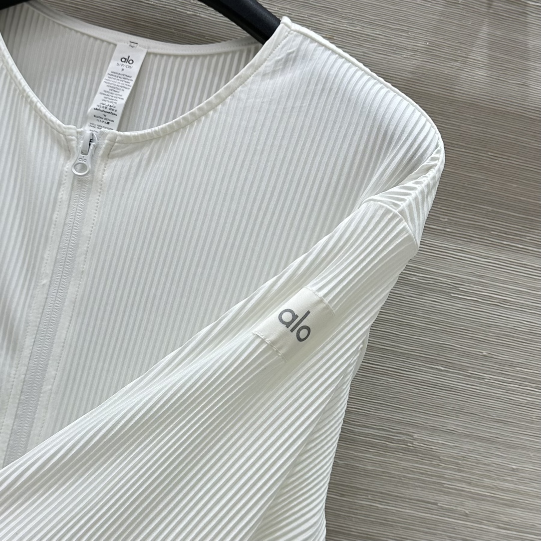 “New Alo Sports Early Autumn Little Coat: Custom Fabric, Classic Design” - 图片 4