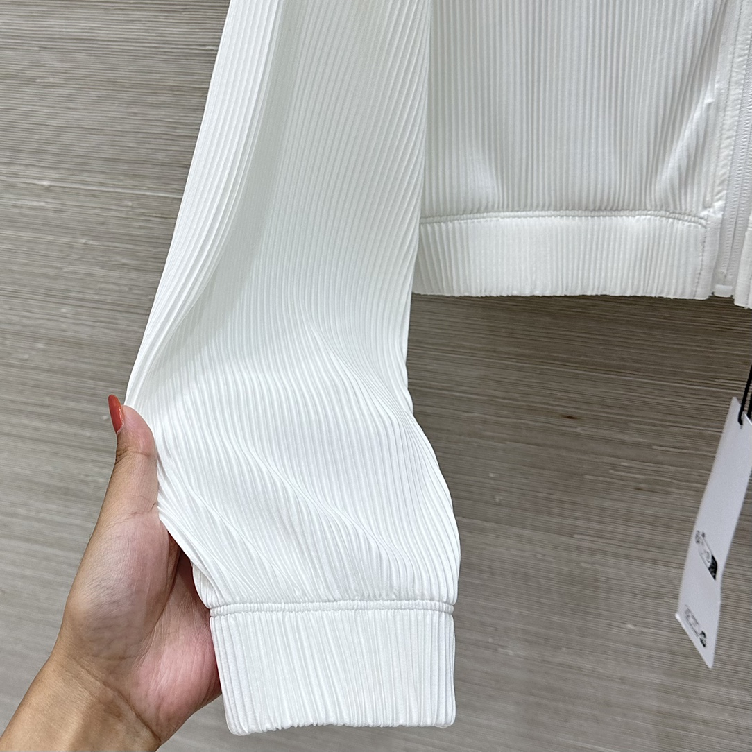 “New Alo Sports Early Autumn Little Coat: Custom Fabric, Classic Design” - 图片 6