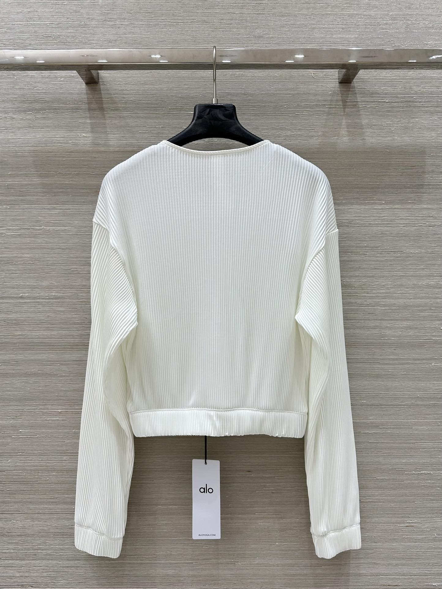 “New Alo Sports Early Autumn Little Coat: Custom Fabric, Classic Design” - 图片 9