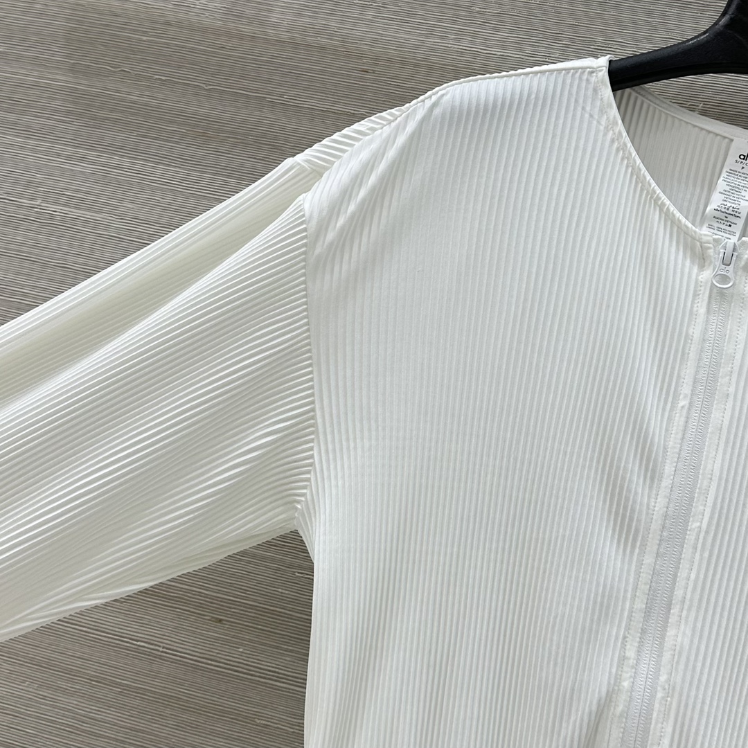“New Alo Sports Early Autumn Little Coat: Custom Fabric, Classic Design” - 图片 3