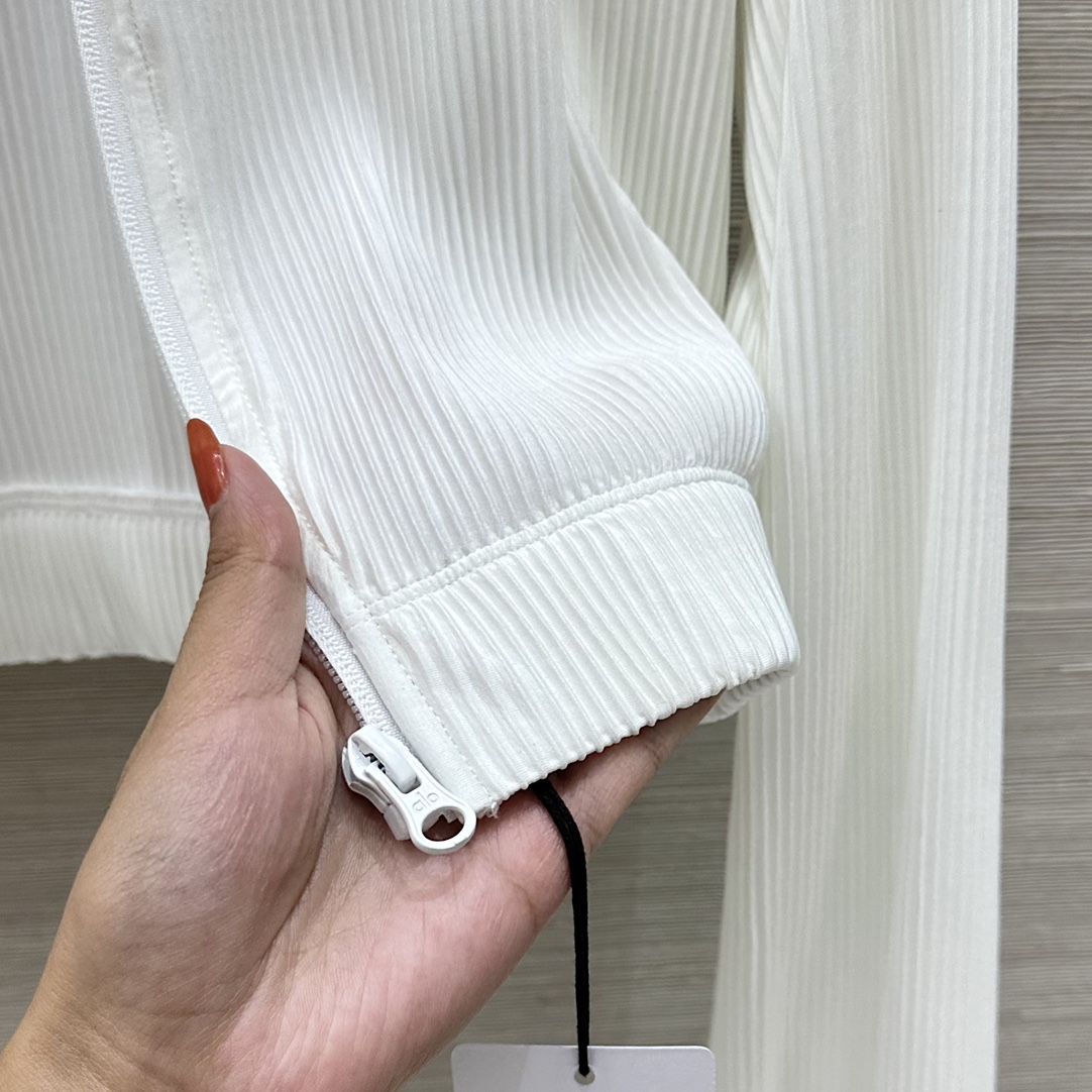 “New Alo Sports Early Autumn Little Coat: Custom Fabric, Classic Design” - 图片 7