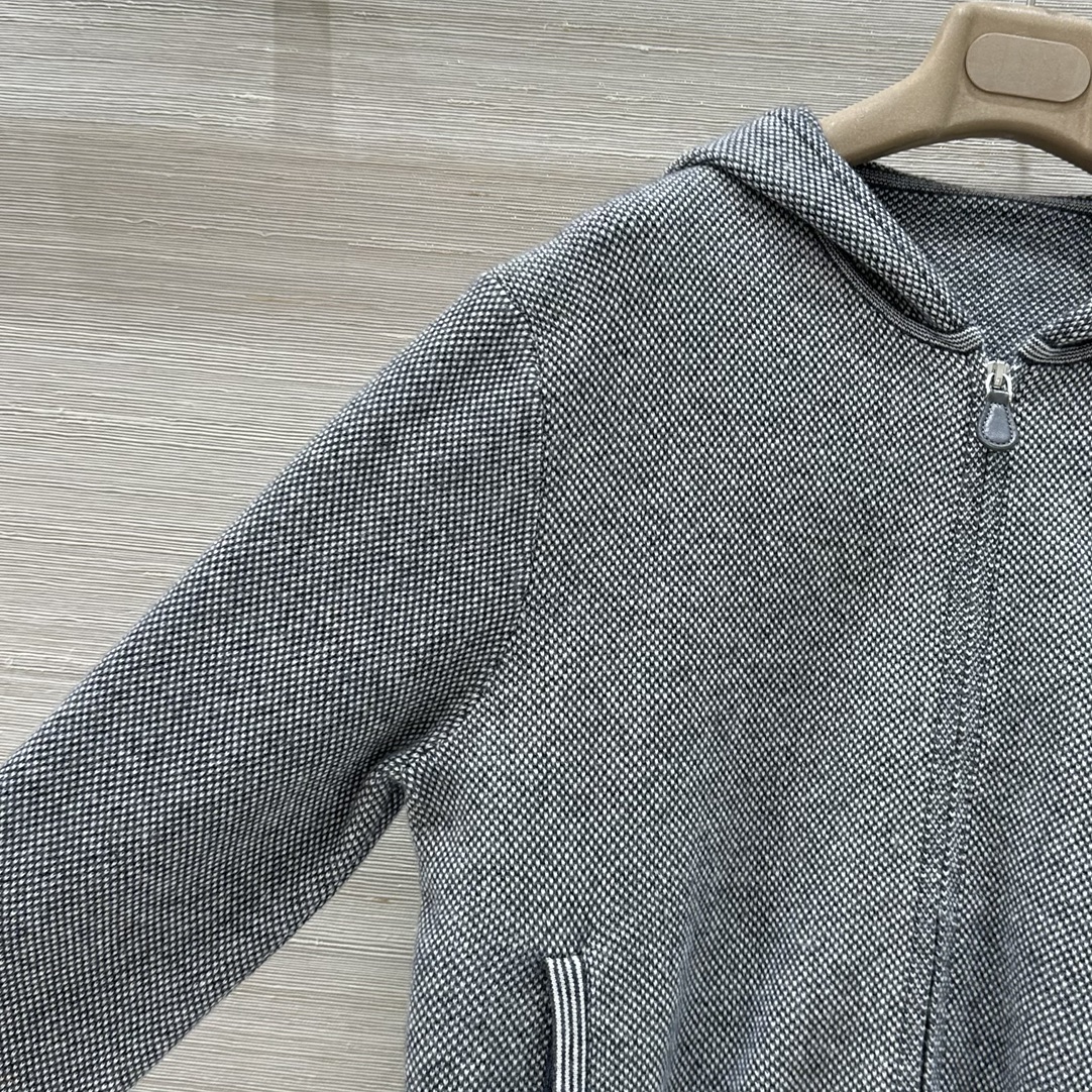 P2024: High-End Two-Colour Hoodie Suit with Quality Control and Velvet Wire. - 图片 4