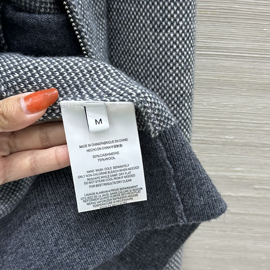 P2024: High-End Two-Colour Hoodie Suit with Quality Control and Velvet Wire. - 图片 8