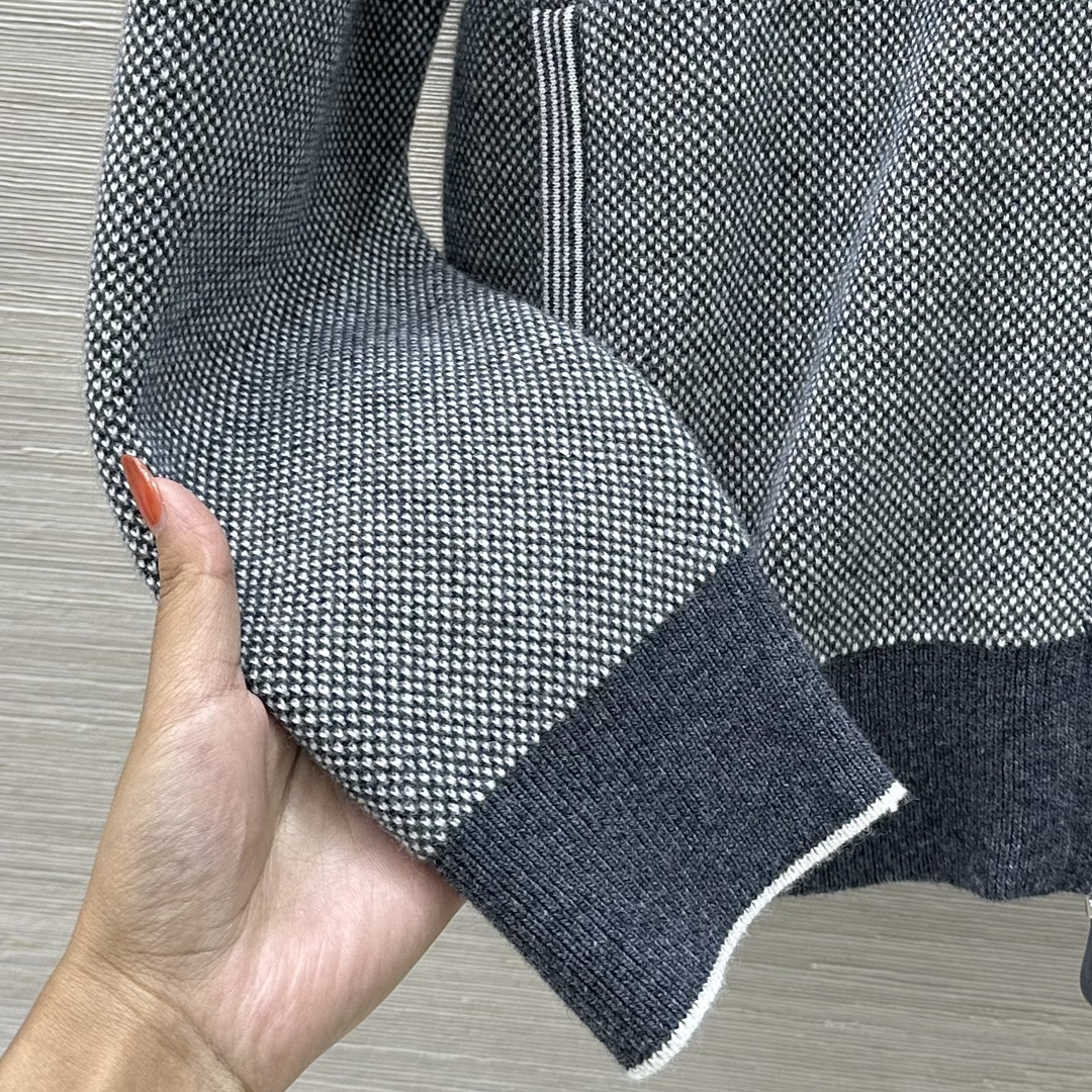 P2024: High-End Two-Colour Hoodie Suit with Quality Control and Velvet Wire. - 图片 6