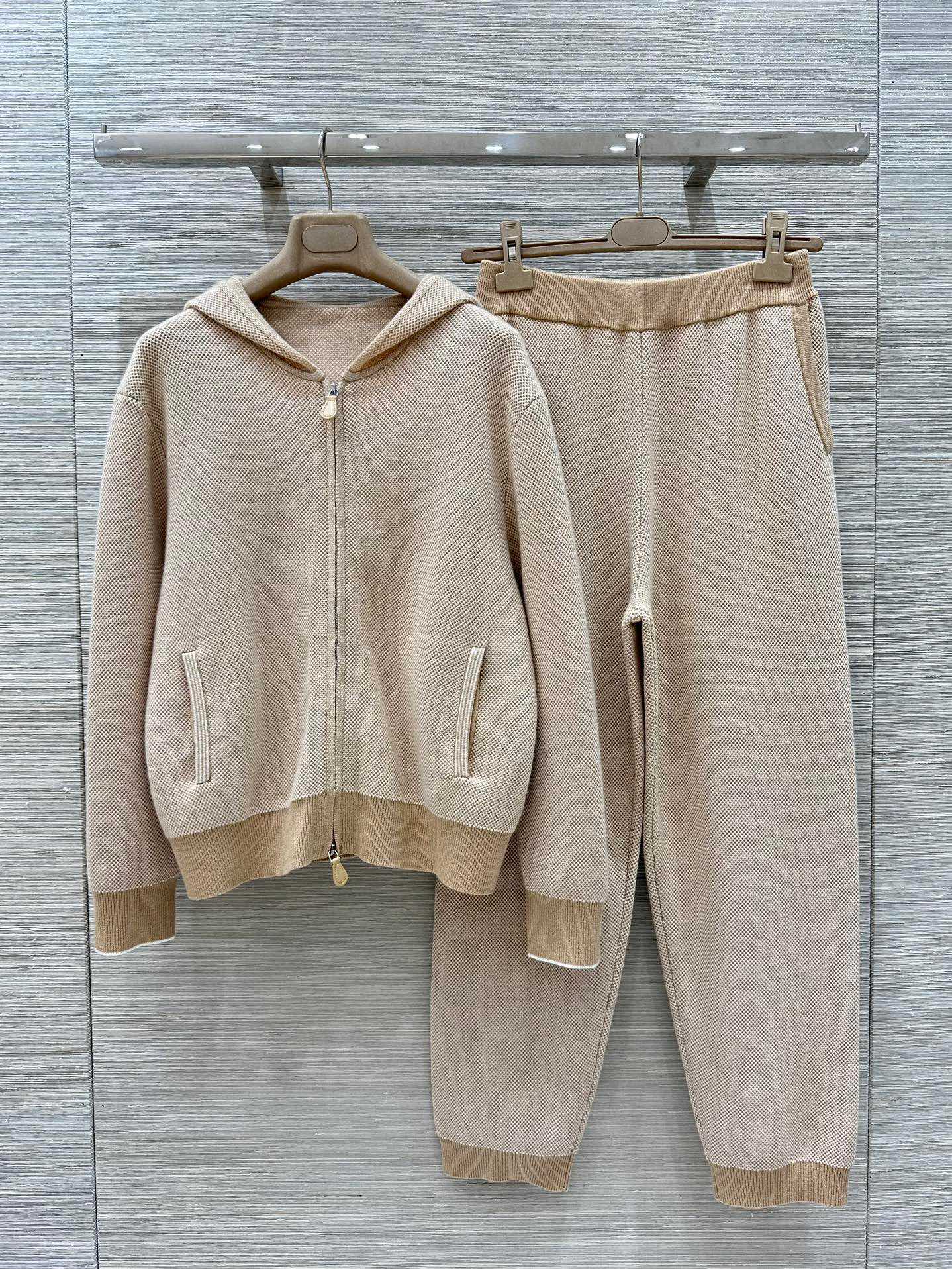 P2024 High-End Women’s Hoodie Suit with Quality Velvet Wire and Stylish Design - 图片 1