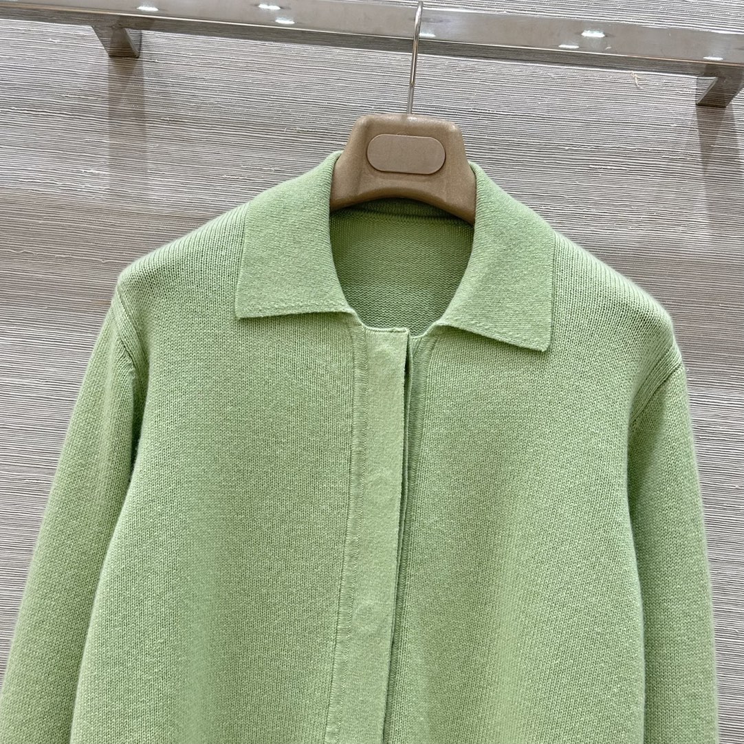 High-End Women’s Suit with Custom Metal Fittings and Velvet Details - 图片 2