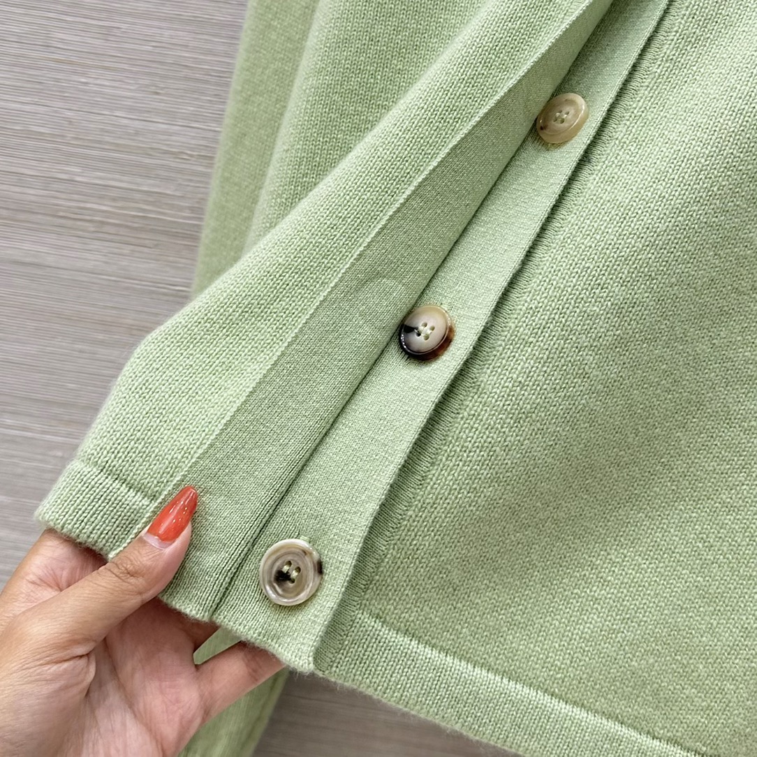 High-End Women’s Suit with Custom Metal Fittings and Velvet Details - 图片 8