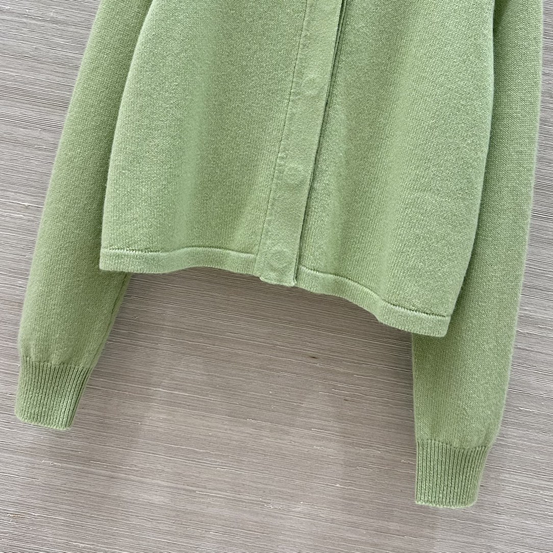 High-End Women’s Suit with Custom Metal Fittings and Velvet Details - 图片 5