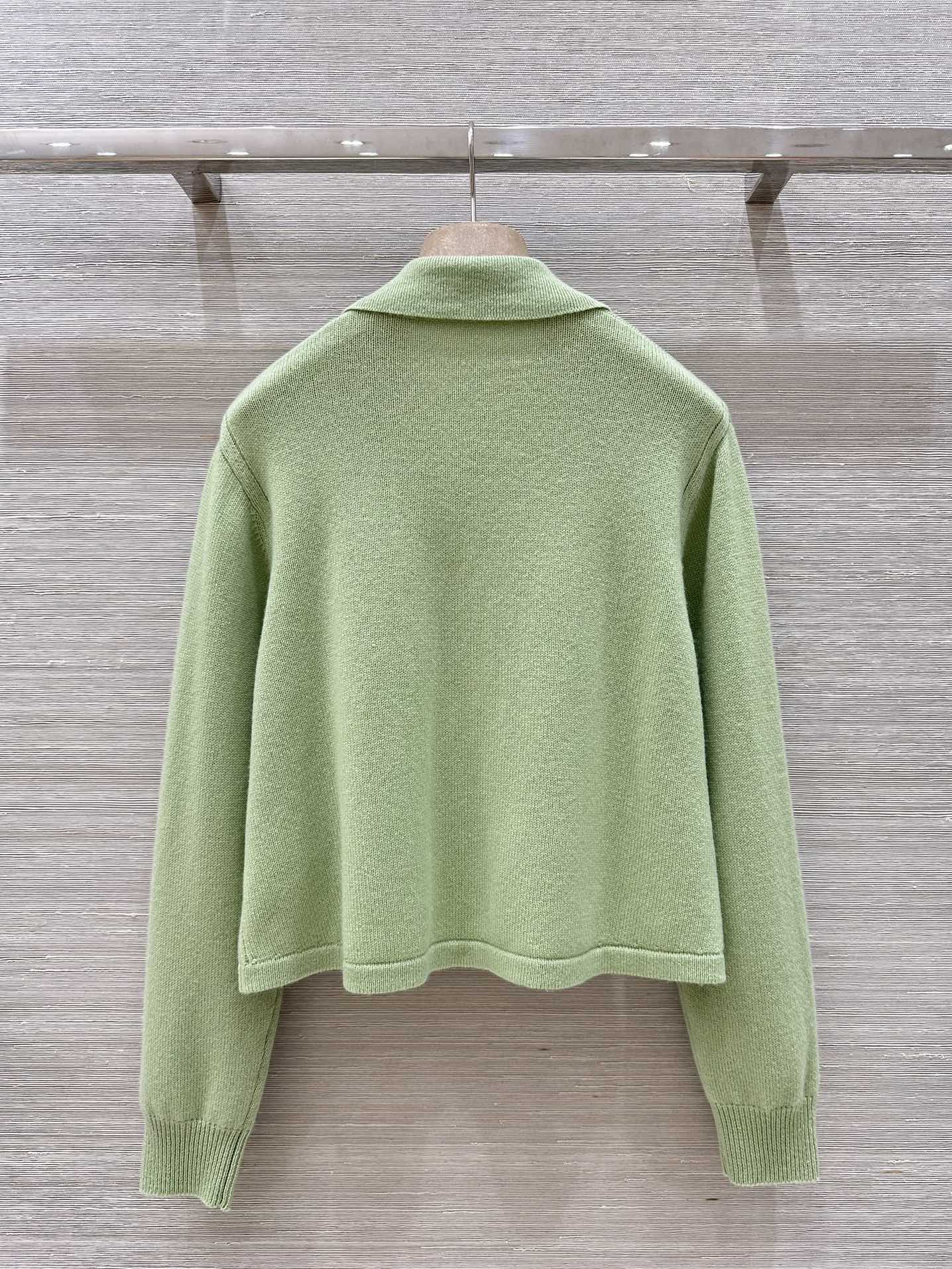 High-End Women’s Suit with Custom Metal Fittings and Velvet Details - 图片 9